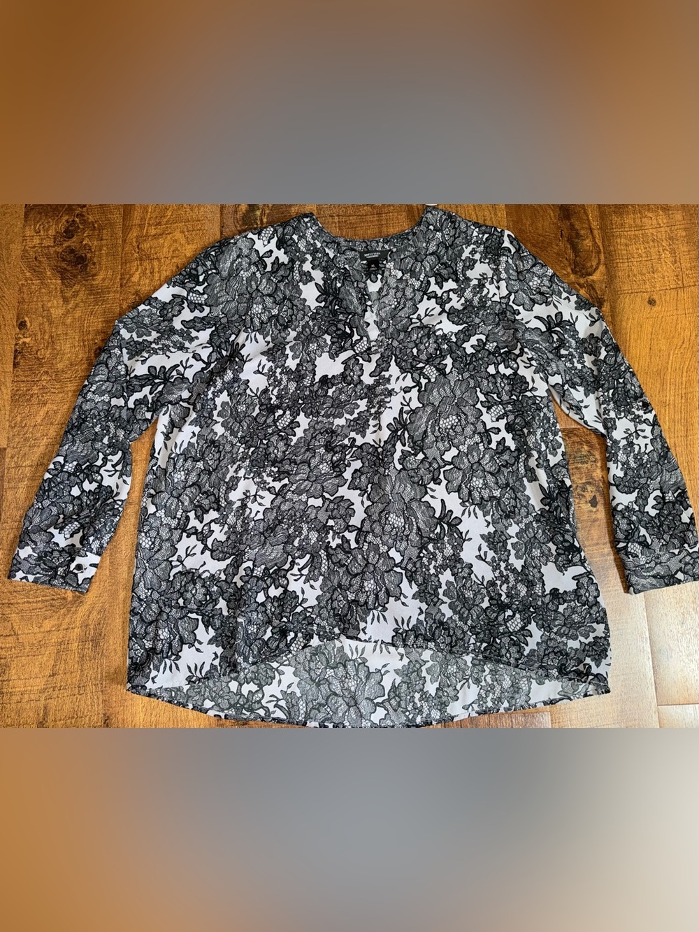 Simply Vera Vera Wang Black and White Floral Print V-Neck Blouse